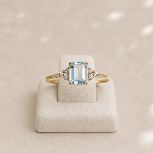 Anillo oro con agua marina y brillantes