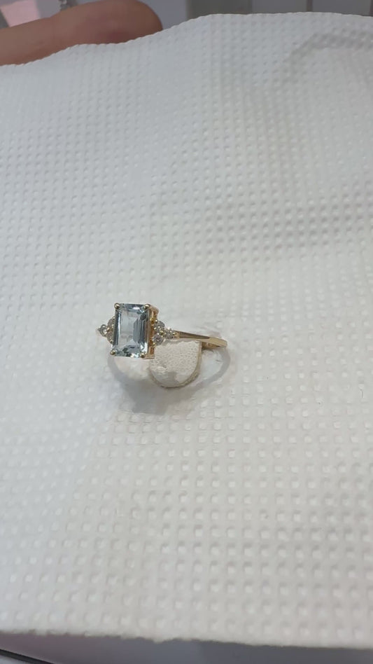 Anillo oro con agua marina y brillantes
